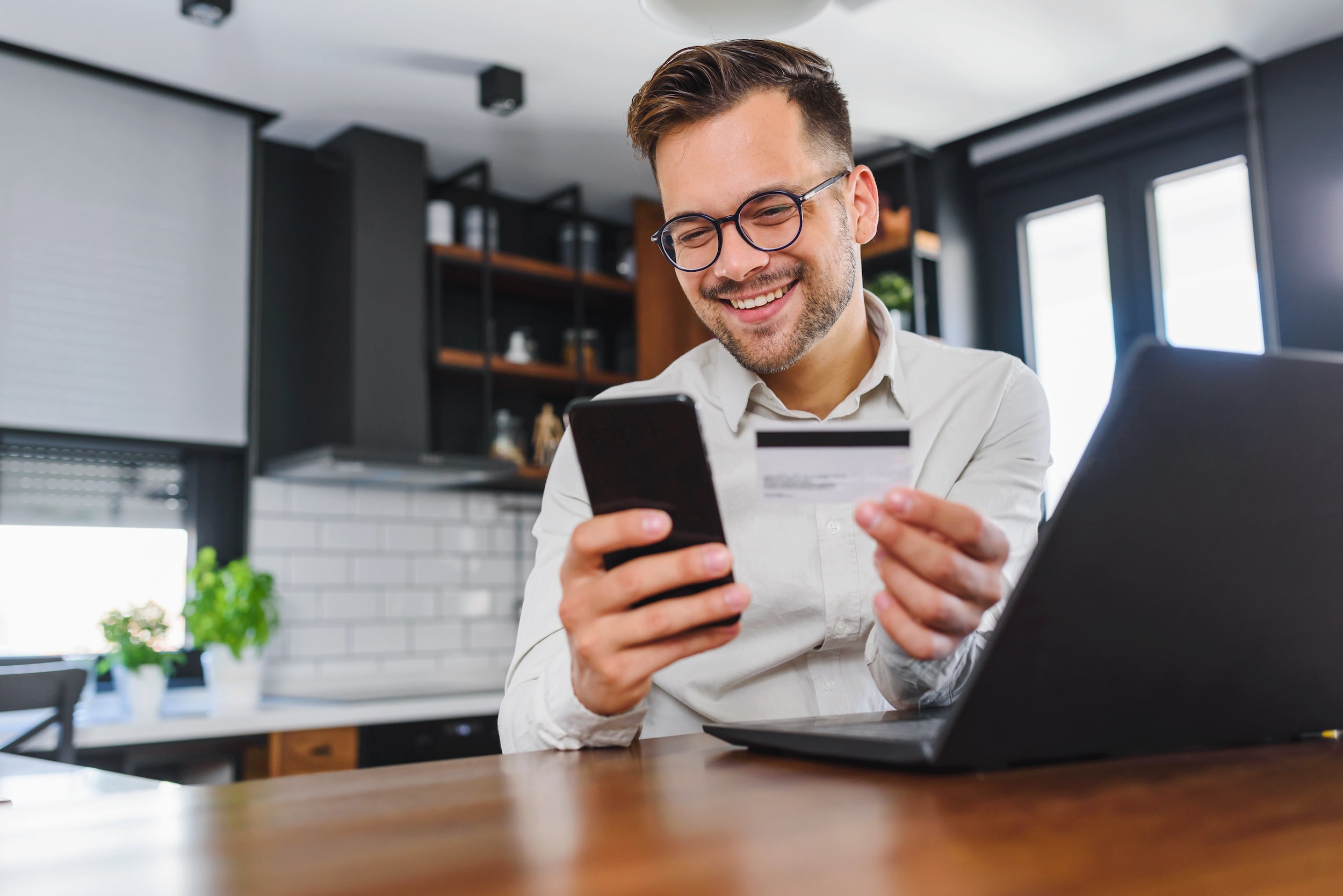 Mężczyzna z telefonem - grafika do PRP