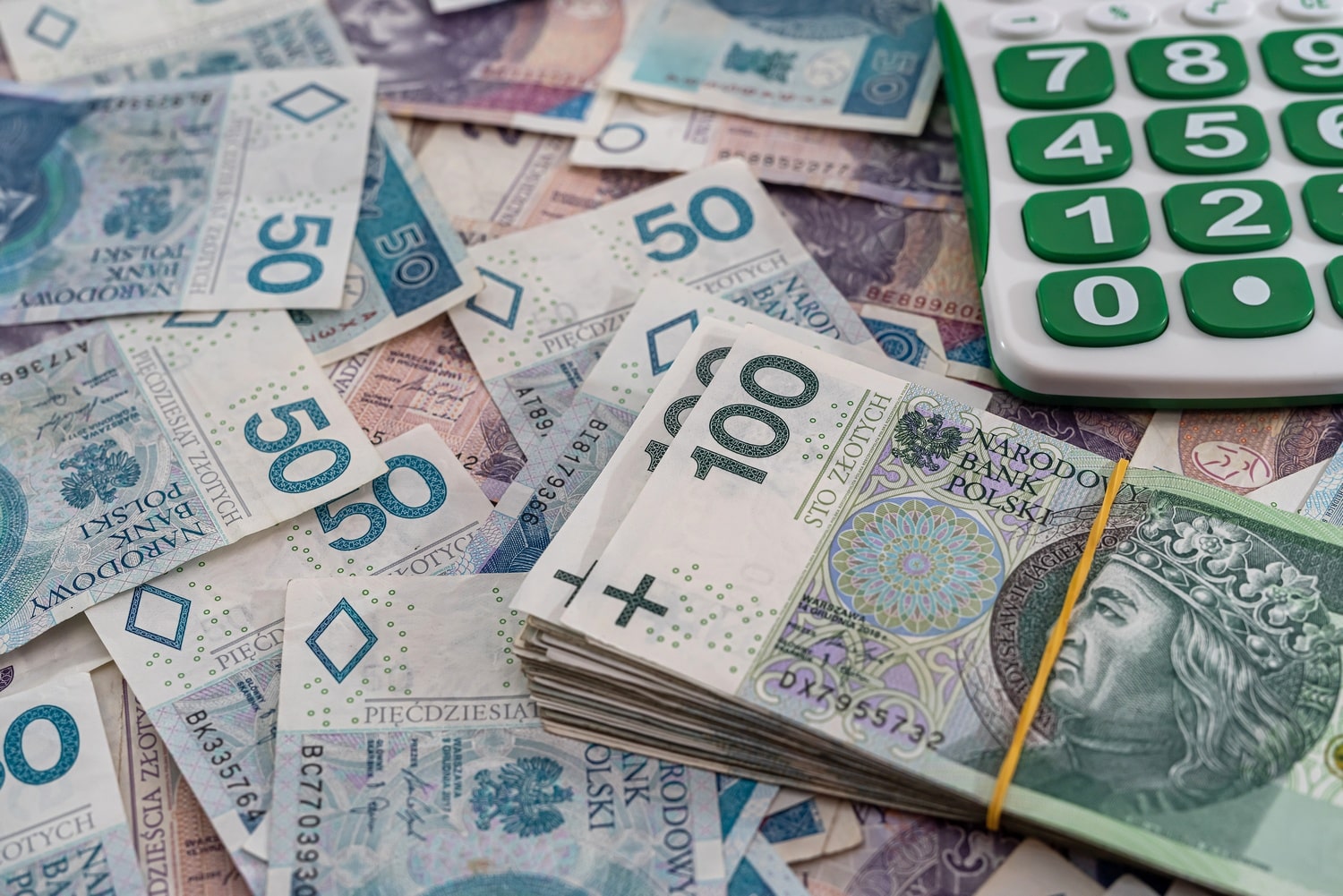 Banknoty i kalkulator